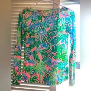 Lilly top with a wider neckline and gold button details by the wrists.